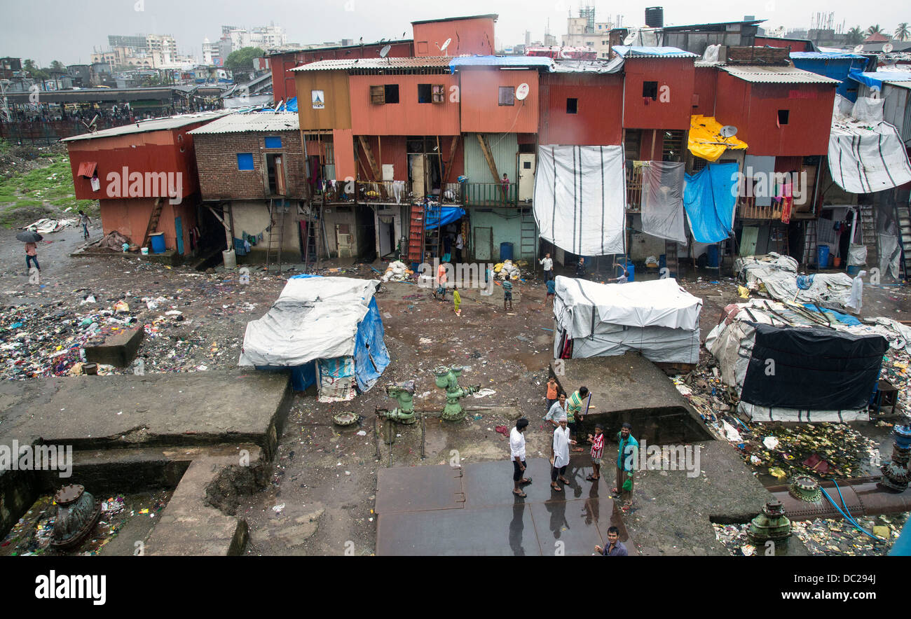 Stazione di Bandra baraccopoli zona ospita acqua gli idranti Foto Stock