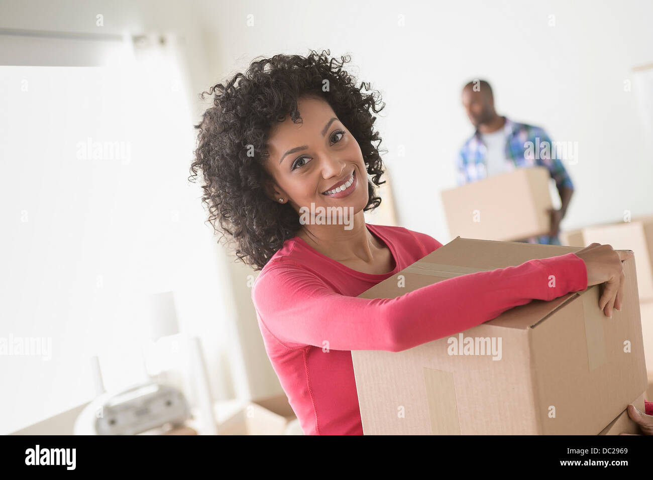 Metà donna adulta che trasportano le scatole di cartone Foto Stock