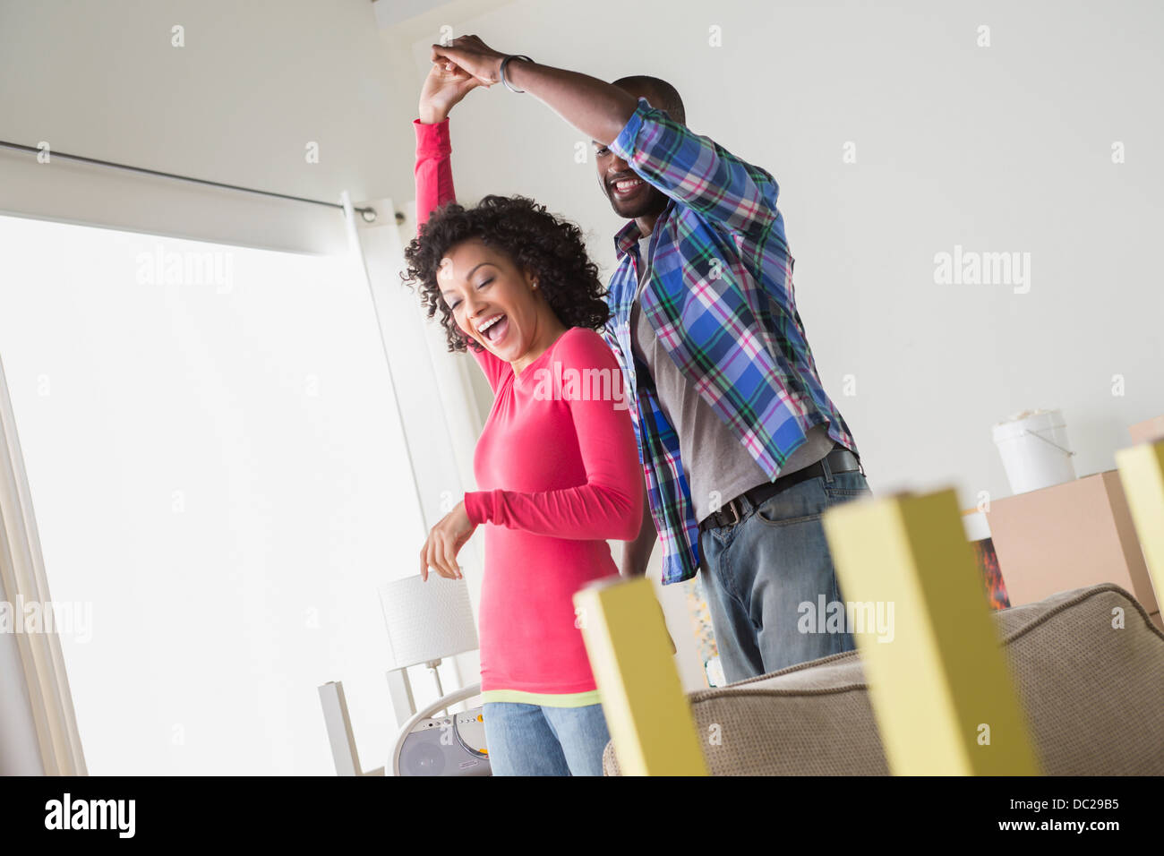 Metà adulto coppia danzante nella nuova casa Foto Stock