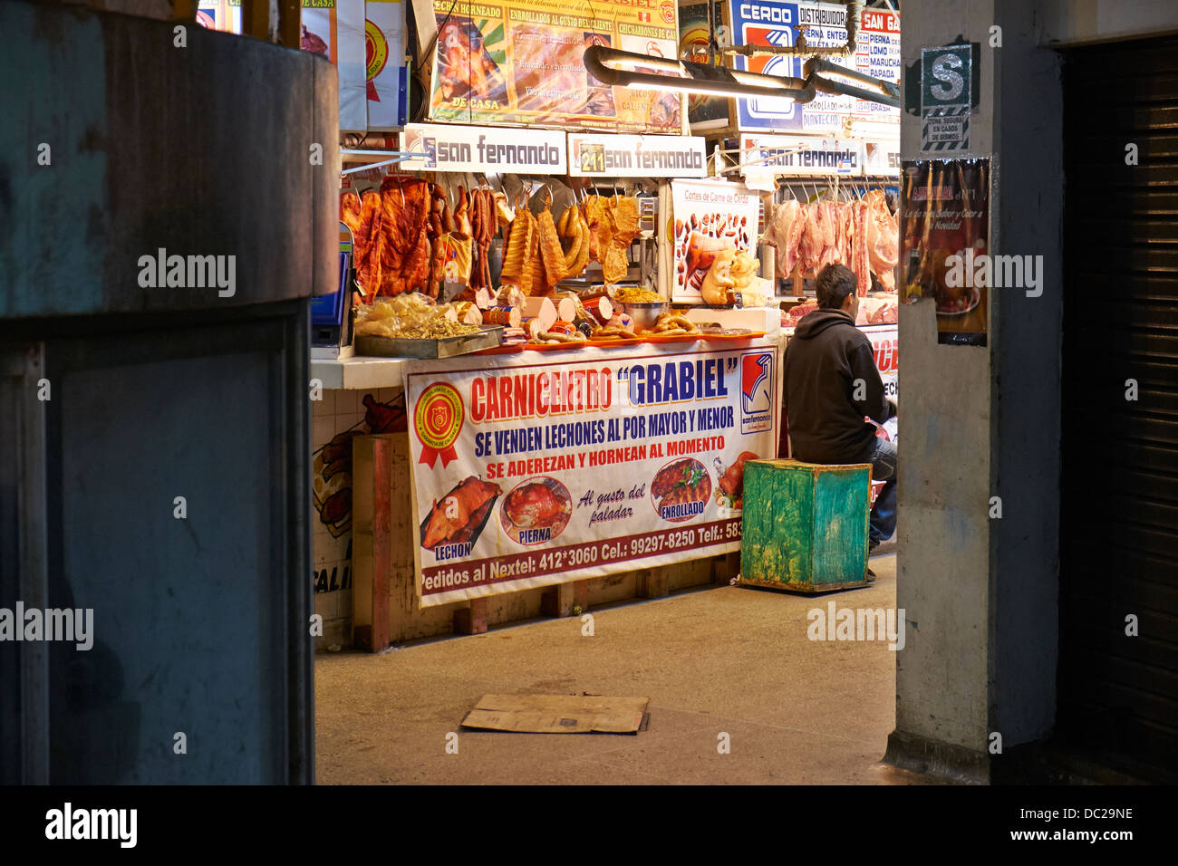 Pressione di stallo di carne Surquillo bancarelle del mercato in Lima, Perù. Foto Stock