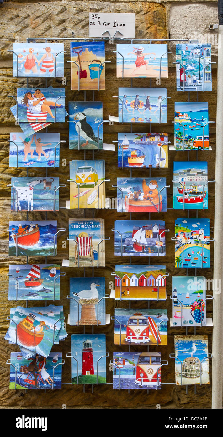 Cartoline per la vendita al di fuori di un negozio nella città balneare di Whitby Foto Stock