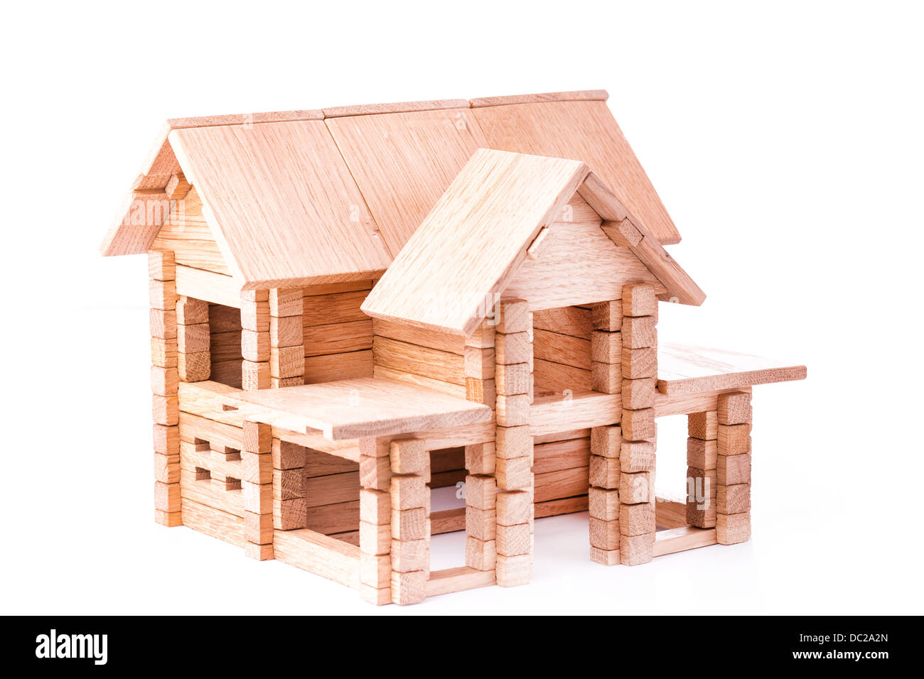 Giocattolo di legno casa isolata. La costruzione, la costruzione del concetto. Foto Stock