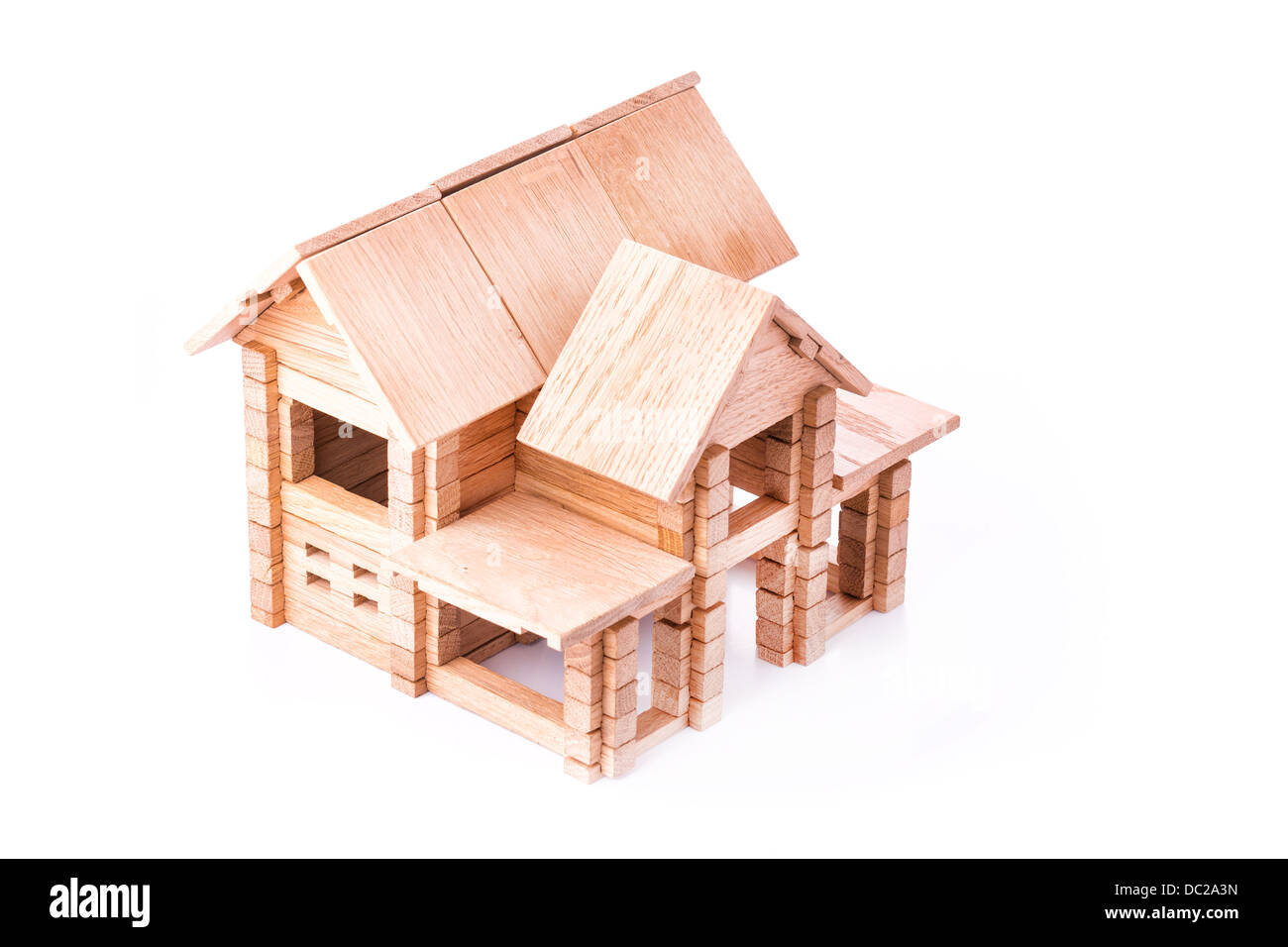Giocattolo di legno casa isolata. La costruzione, la costruzione del concetto. Foto Stock