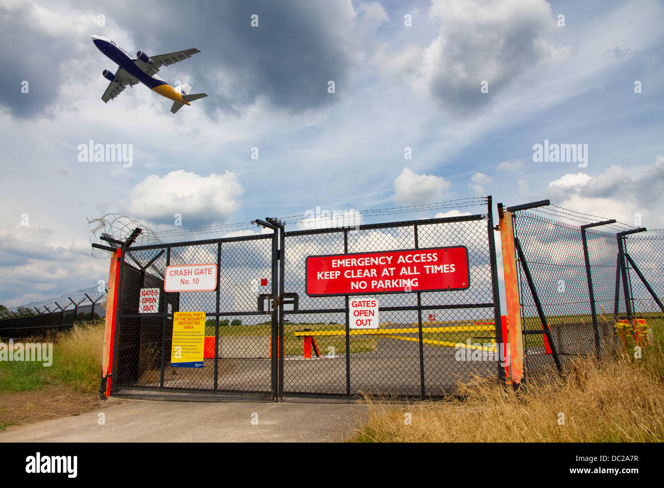 Aereo in fase di decollo dall'aeroporto di Manchester oltre l emergenza crash cancelli Foto Stock