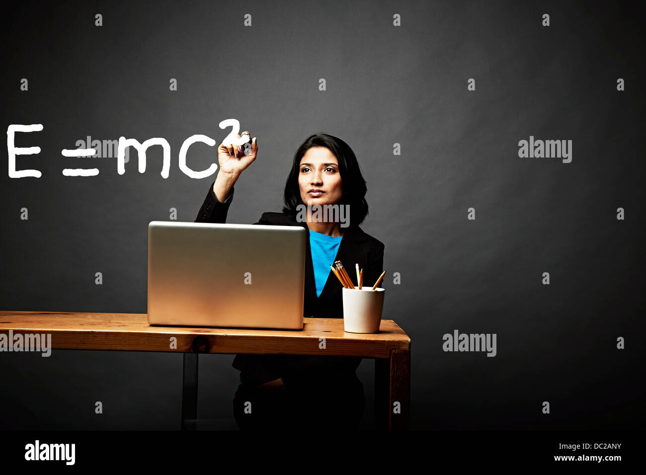 Donna di risolvere una equazione matematica Foto Stock