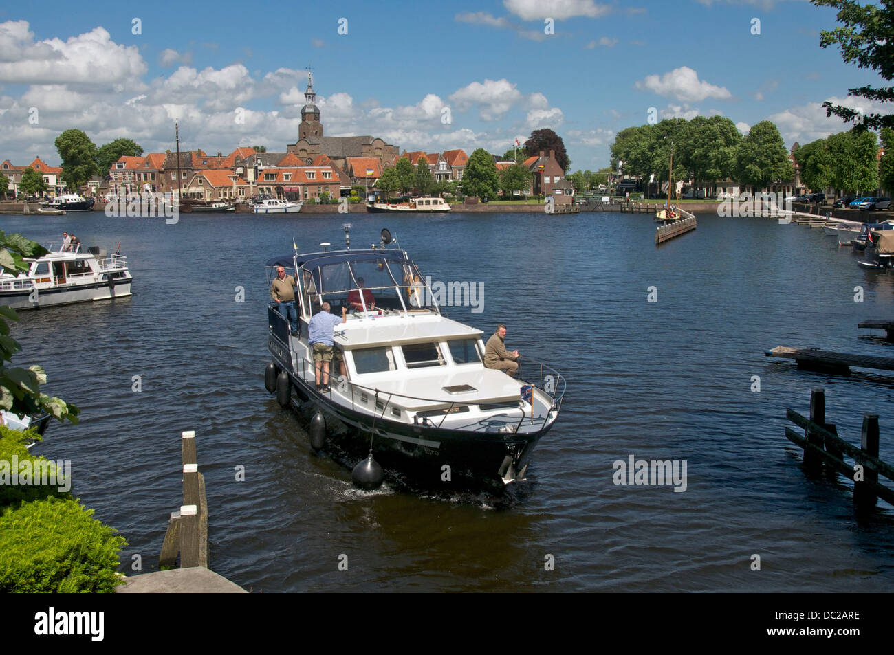Entrando in barca canal lock Blokzijl Olanda Foto Stock