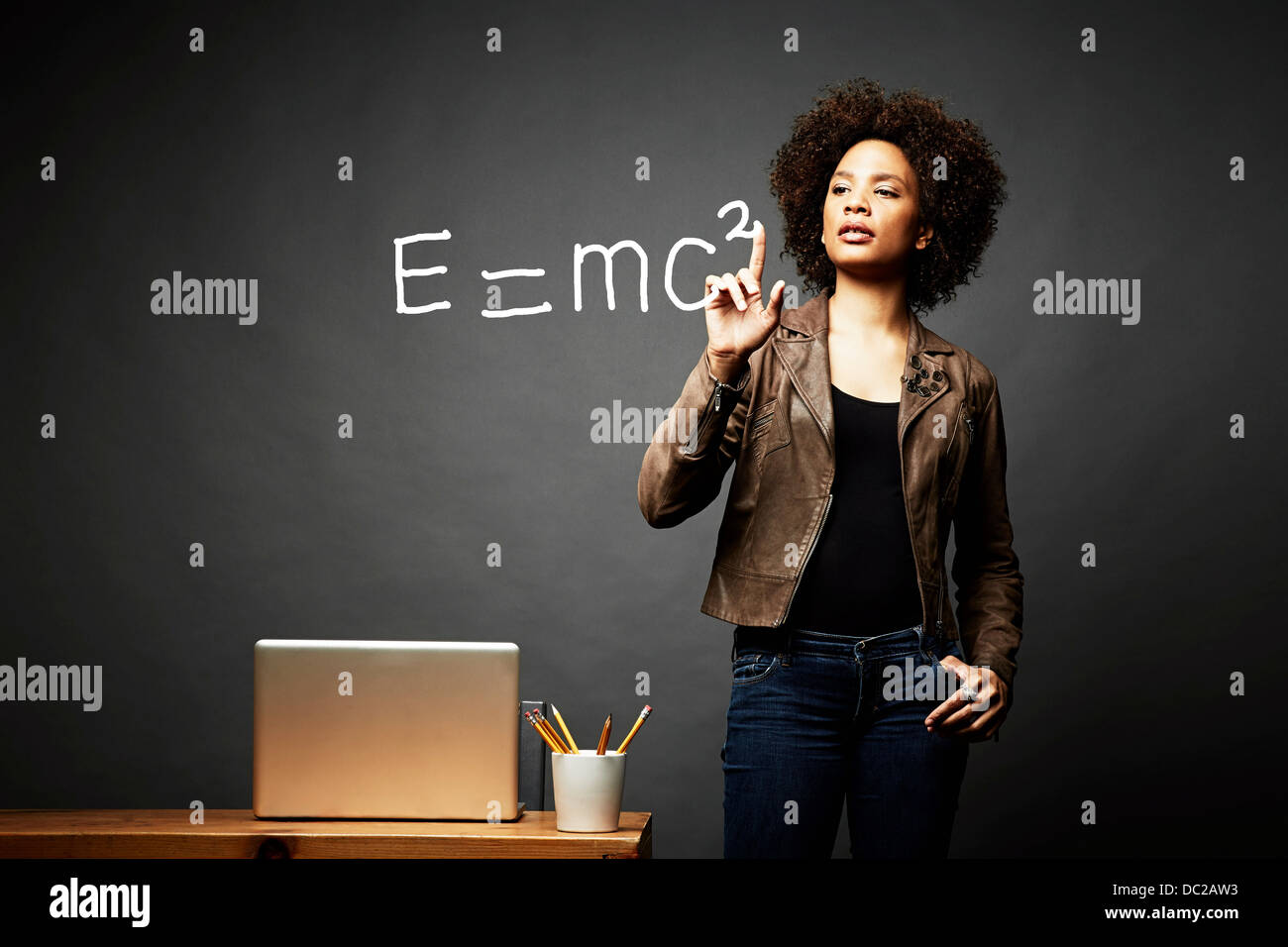 La donna la risoluzione di equazioni matematiche Foto Stock