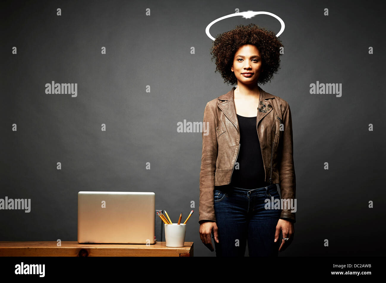 Donna con angelo immaginario alo Foto Stock