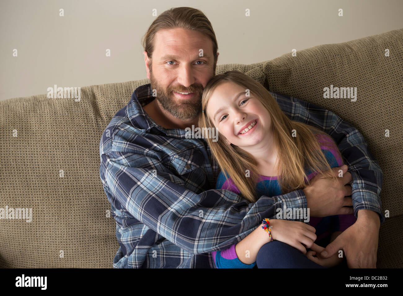 Padre e figlia guardando la fotocamera Foto Stock