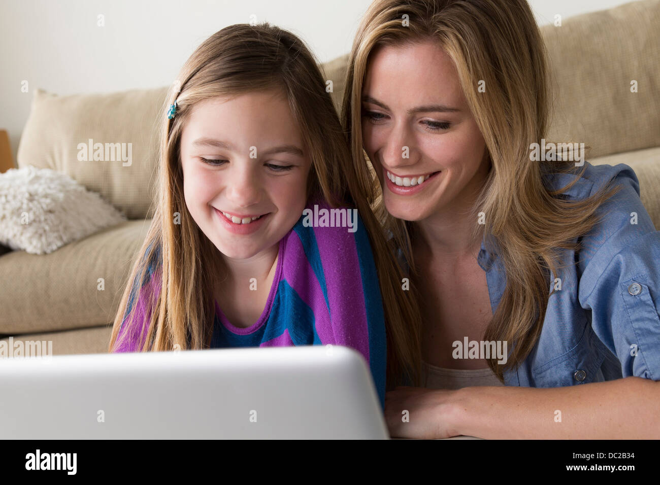 Madre e figlia guardando al laptop Foto Stock