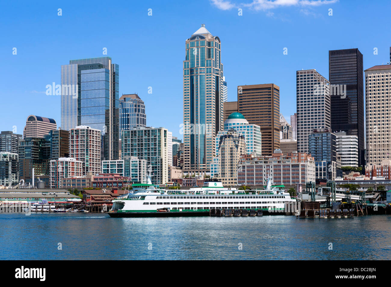 Traghetto e skyline del centro dal porto di una nave da crociera, Seattle, Washington, Stati Uniti d'America Foto Stock