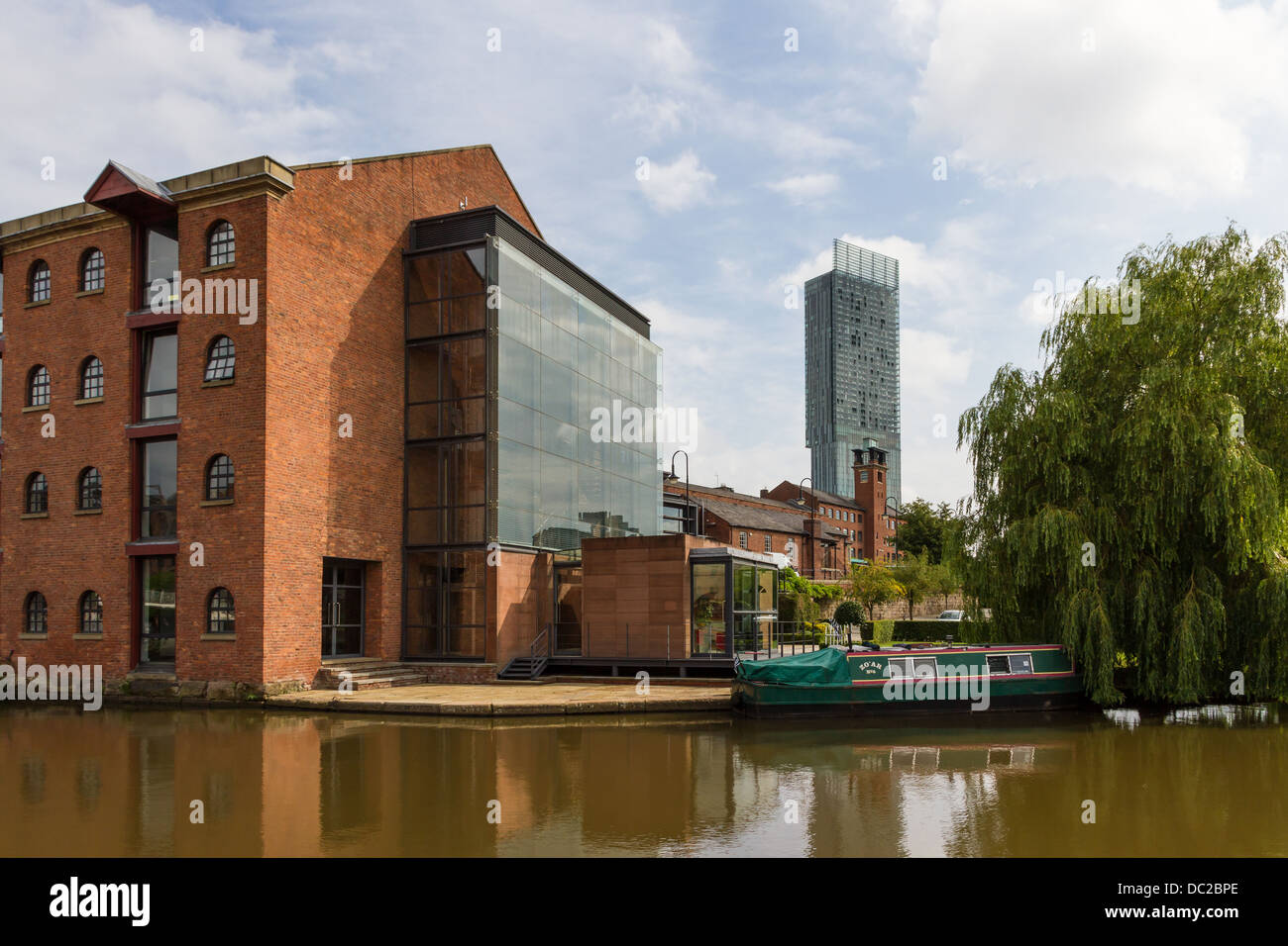 Bridgewater Canal strette con barca, riorganizzato di magazzino e Beetham Tower, Castlefield, Manchester. Foto Stock