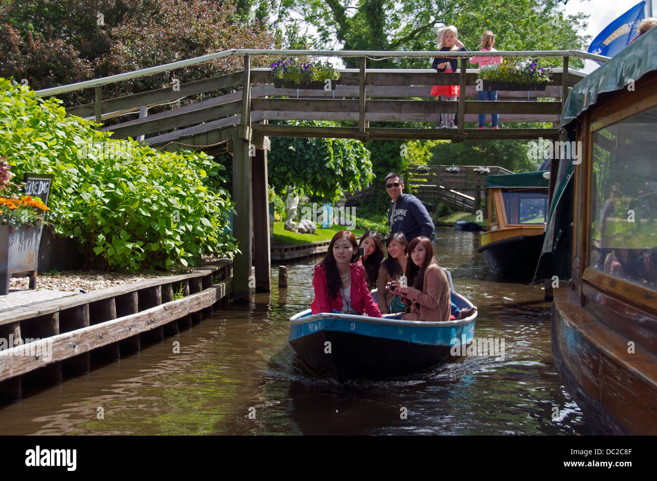 I turisti cinesi in barca Giethoorn Holland Foto Stock