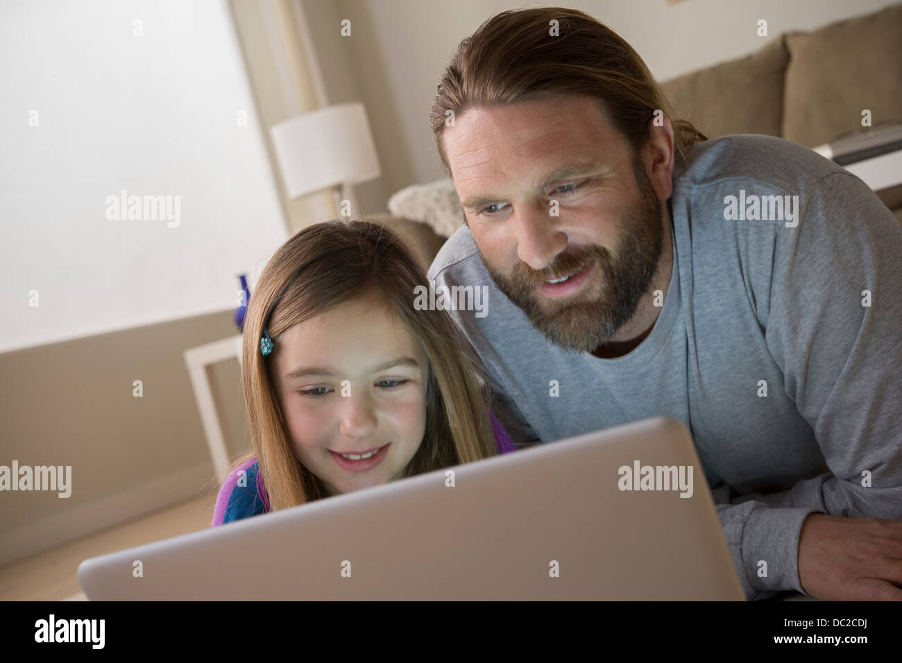 Padre e figlia guardando al laptop Foto Stock