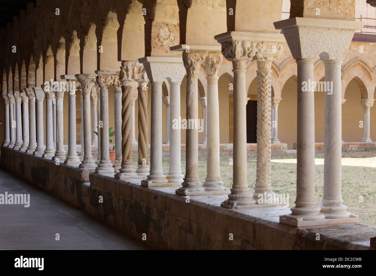 Il chiostro della cattedrale di Cefalù, Sicilia, Italia Foto Stock