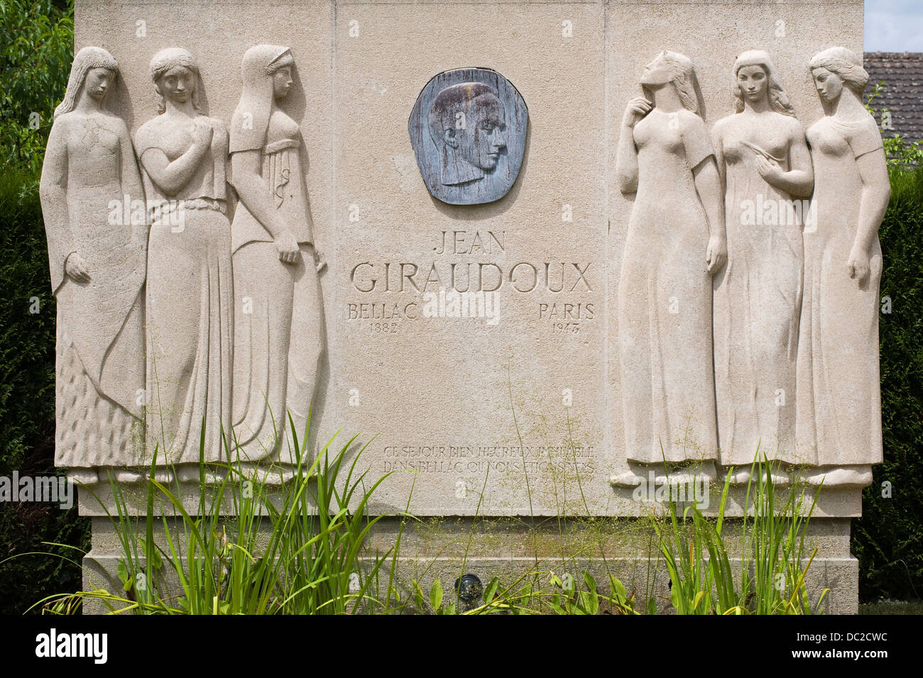 Un monumento alla memoria di Jean Giraudox. Il romanziere francese nato a Bellac, Francia. Foto Stock