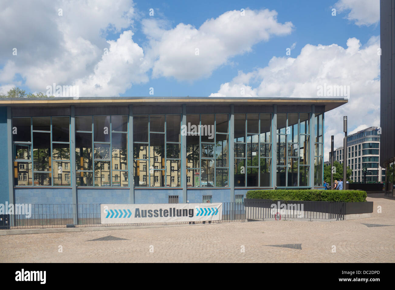 Palazzo Tränenpalast di lacrime ex valico di frontiera Friedrichstrasse Mitte Berlino Germania Foto Stock