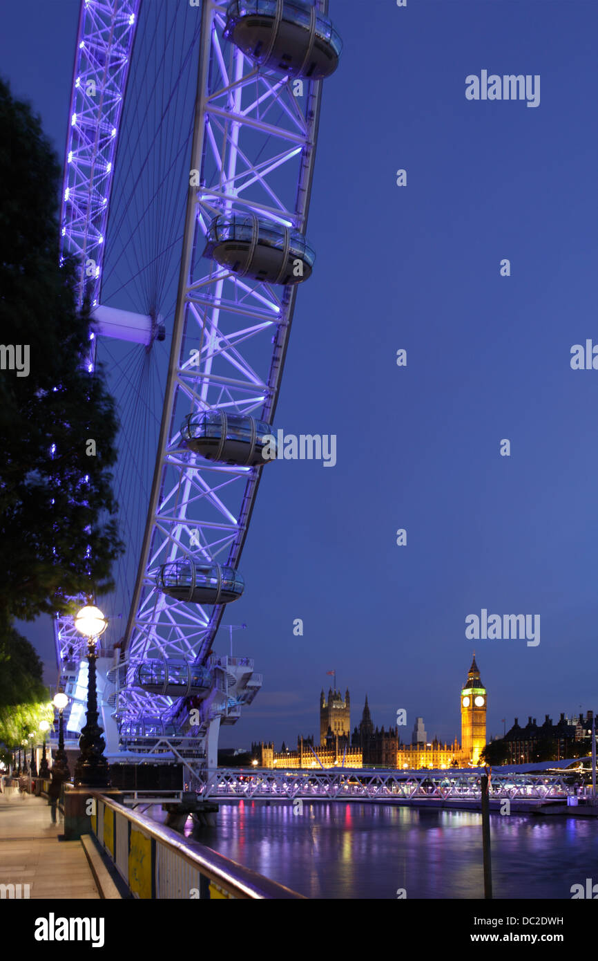 Il London Eye e il Palazzo di Westminster, Londra, Regno Unito Foto Stock