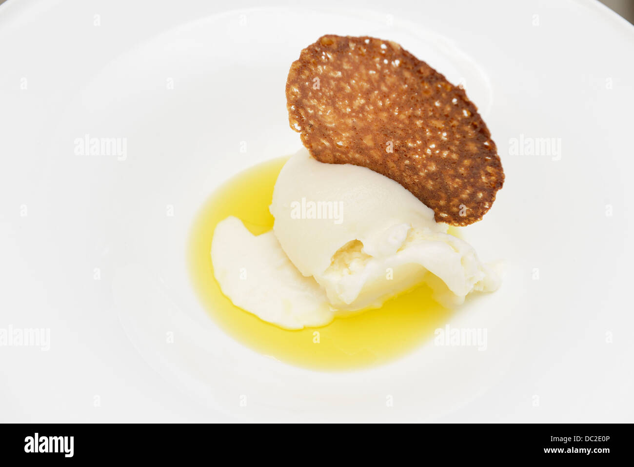 Il dessert di gelato al limone con Arbequina olio e pane fresco Foto Stock