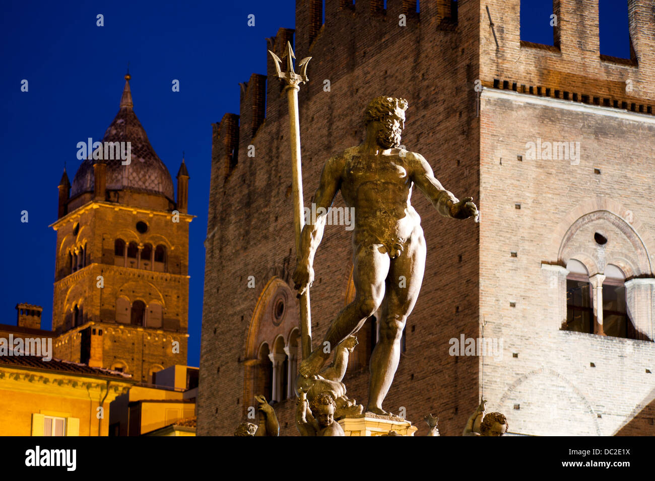 La statua e la fontana del Nettuno con Duomo dietro di notte / Crepuscolo / Crepuscolo Bologna Emilia Romagna Italia Foto Stock