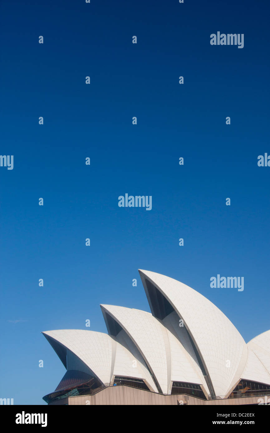 Sydney Opera House ritratto shot diurna con cielo blu Sydney New South Wales (NSW) Australia Foto Stock