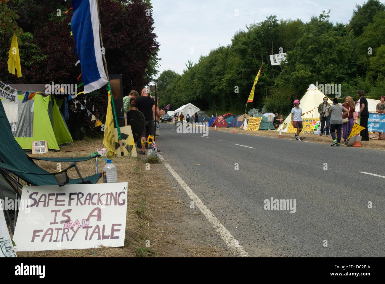 Balcombe West Sussex Regno Unito. Fracking protesta camp. Il campeggio è situato lungo la strada di Londra la B2036. 2013, 2010s HOMER SYKES Foto Stock