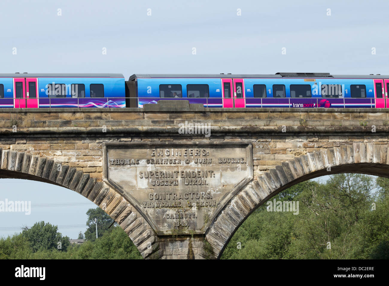 Trans Pennine treno dall'aeroporto di Manchester a Middlesbrough attraversando Yarm viadotto sul fiume Tees a Yarm vicino a Stockton, Regno Unito Foto Stock