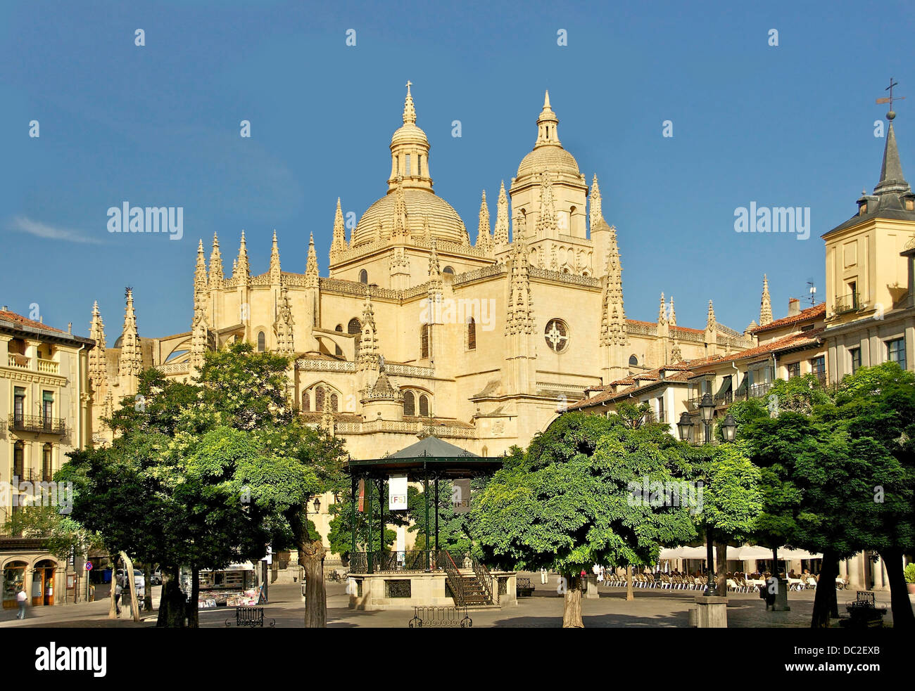 La cattedrale, come si vede dalla Plaza Mayor di Segovia, in Spagna. Foto Stock