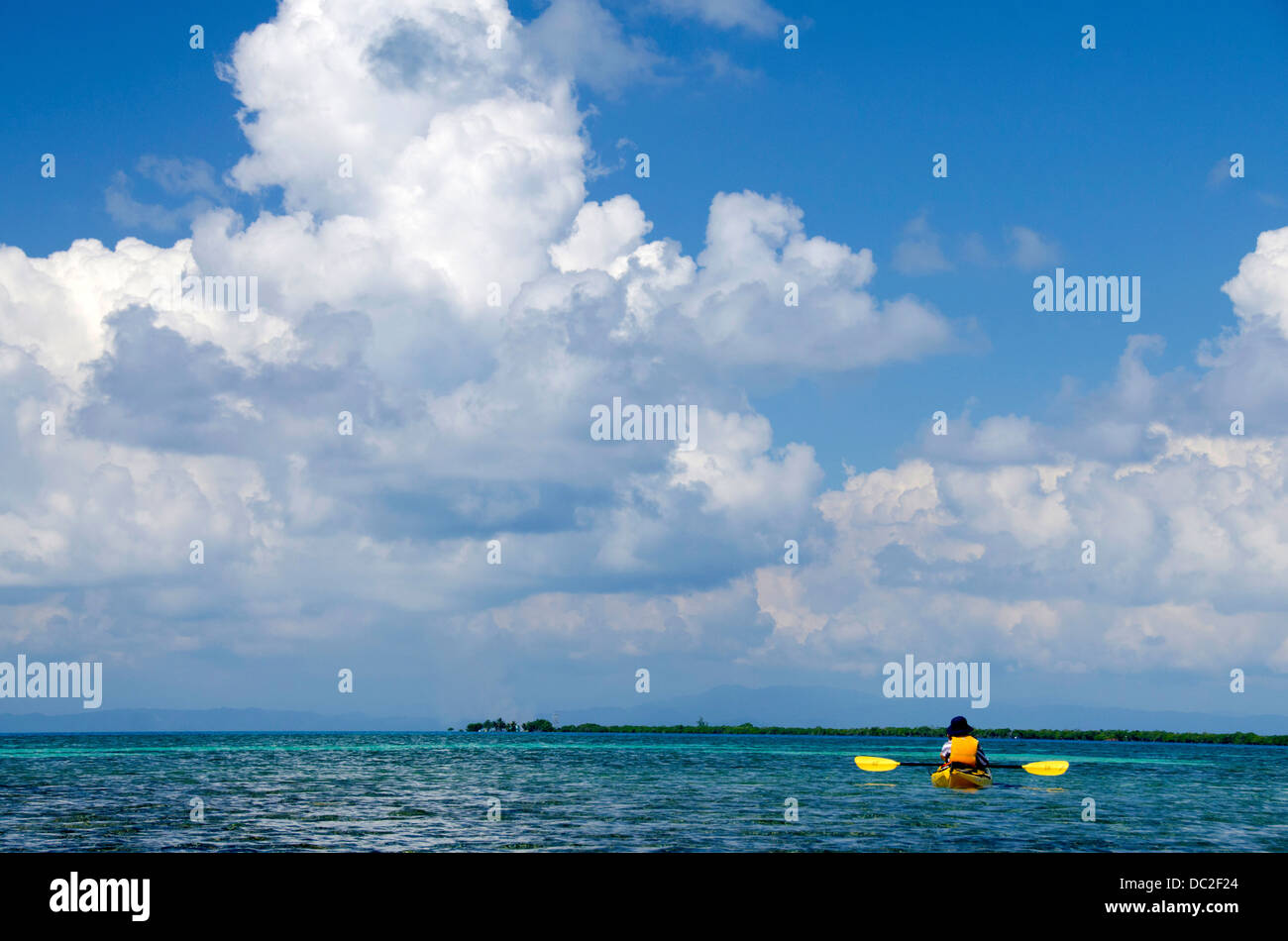 Belize, il Mare dei Caraibi, Stann Creek, Southwater Cay. Il kayak intorno alla barriera corallina al largo della costa della Southwater Cay. UNESCO. Foto Stock