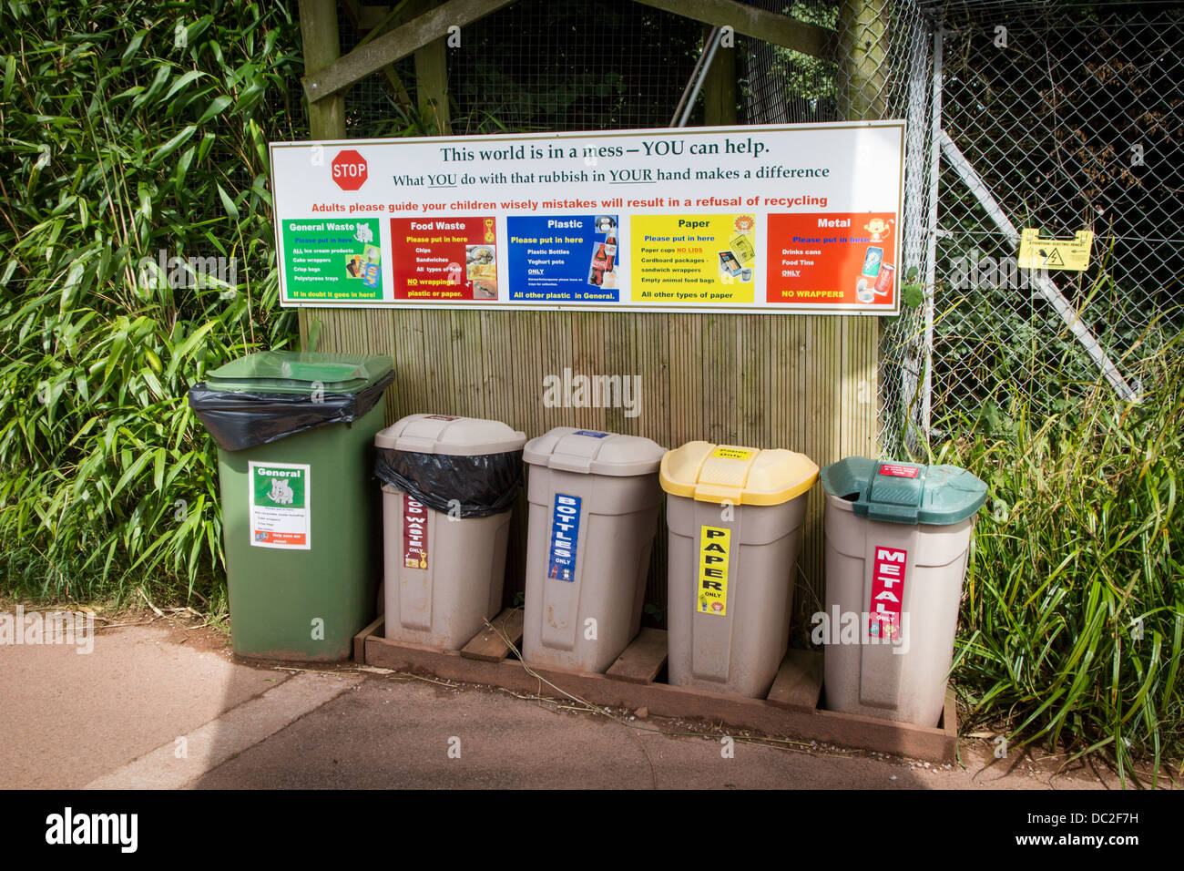 Cassonetti per il riciclaggio a South Lakes Wild Animal Park Foto Stock