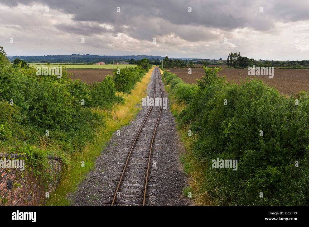 WIGGLY LINEA FERROVIARIA singolo treno via dismessi Stratford Upon Avon a Broadway COTSWOLDS LONG MARSTON WARWICKSHIRE Foto Stock