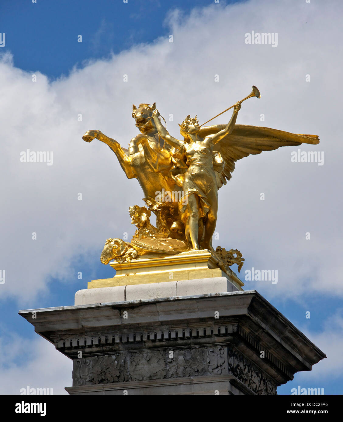 Pegase tenere premuto dalla fama di guerra (1900), da Léopold Steiner & Eugène Gantzlin, ponte Alexandre III, Parigi, Francia. Foto Stock