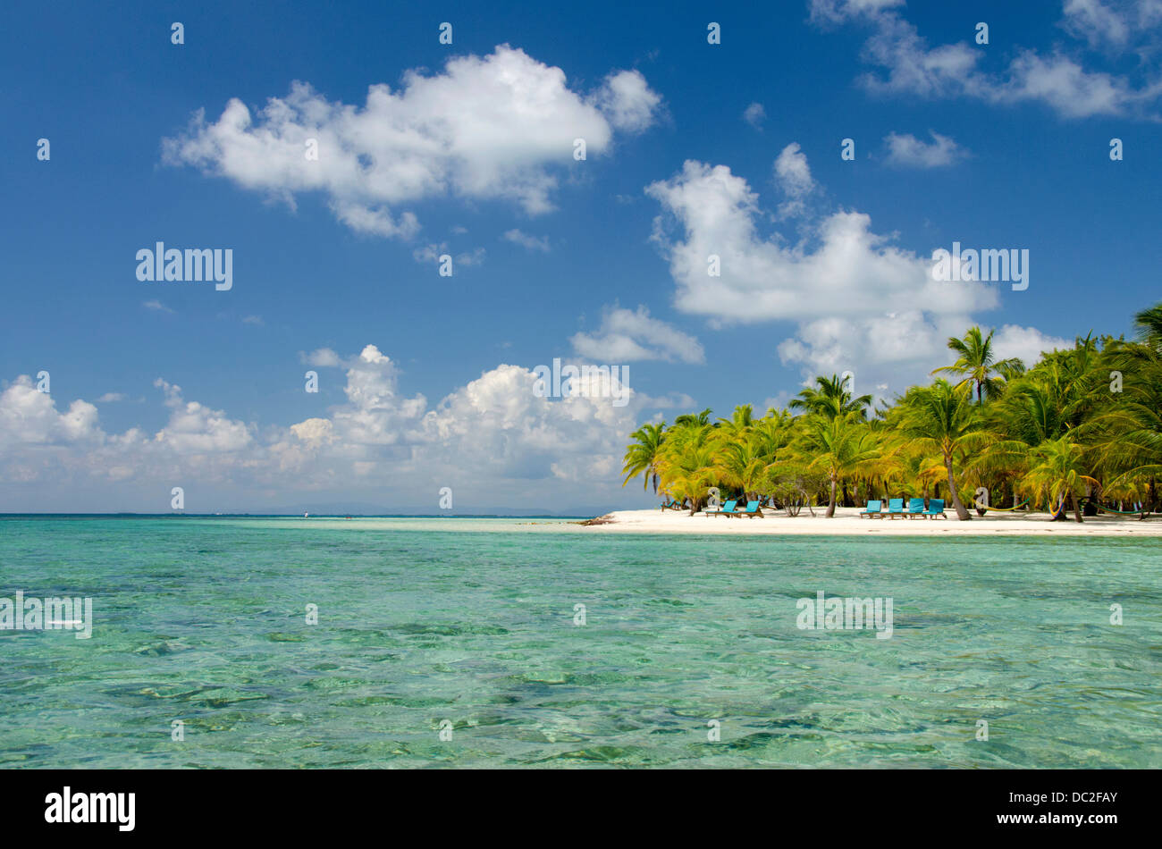 Belize, Stann Creek, Southwater Cay. Spiaggia di sabbia bianca nel mare dei Caraibi al largo della costa della Southwater Cay. UNESCO. Foto Stock