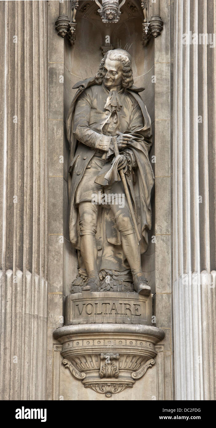 La statua di Voltaire, situata all'Hôtel de Ville de Paris, commemora il famoso filosofo francese. Si pone come un tributo alla sua influenza sulla vita intellettuale francese durante l'Illuminismo. Foto Stock