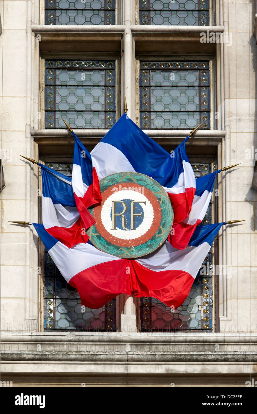 Dettaglio di una finestra decorata con bandiere francesi, il municipio di Parigi, luglio 14, 2012. Foto Stock