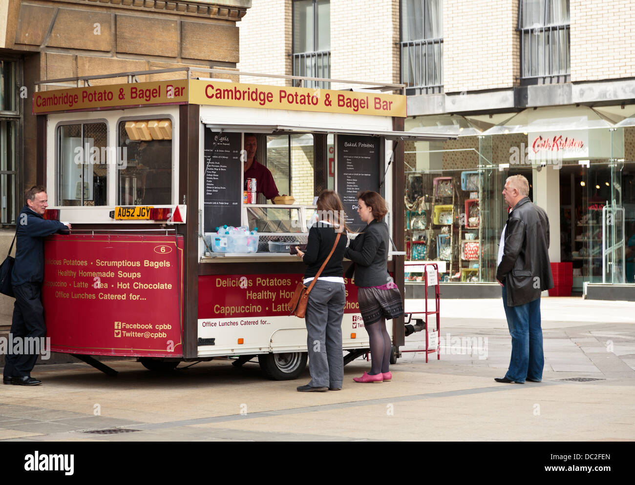 La gente in coda per acquistare cibo potato bagel al mobile bar, Cambridge, Inghilterra Foto Stock