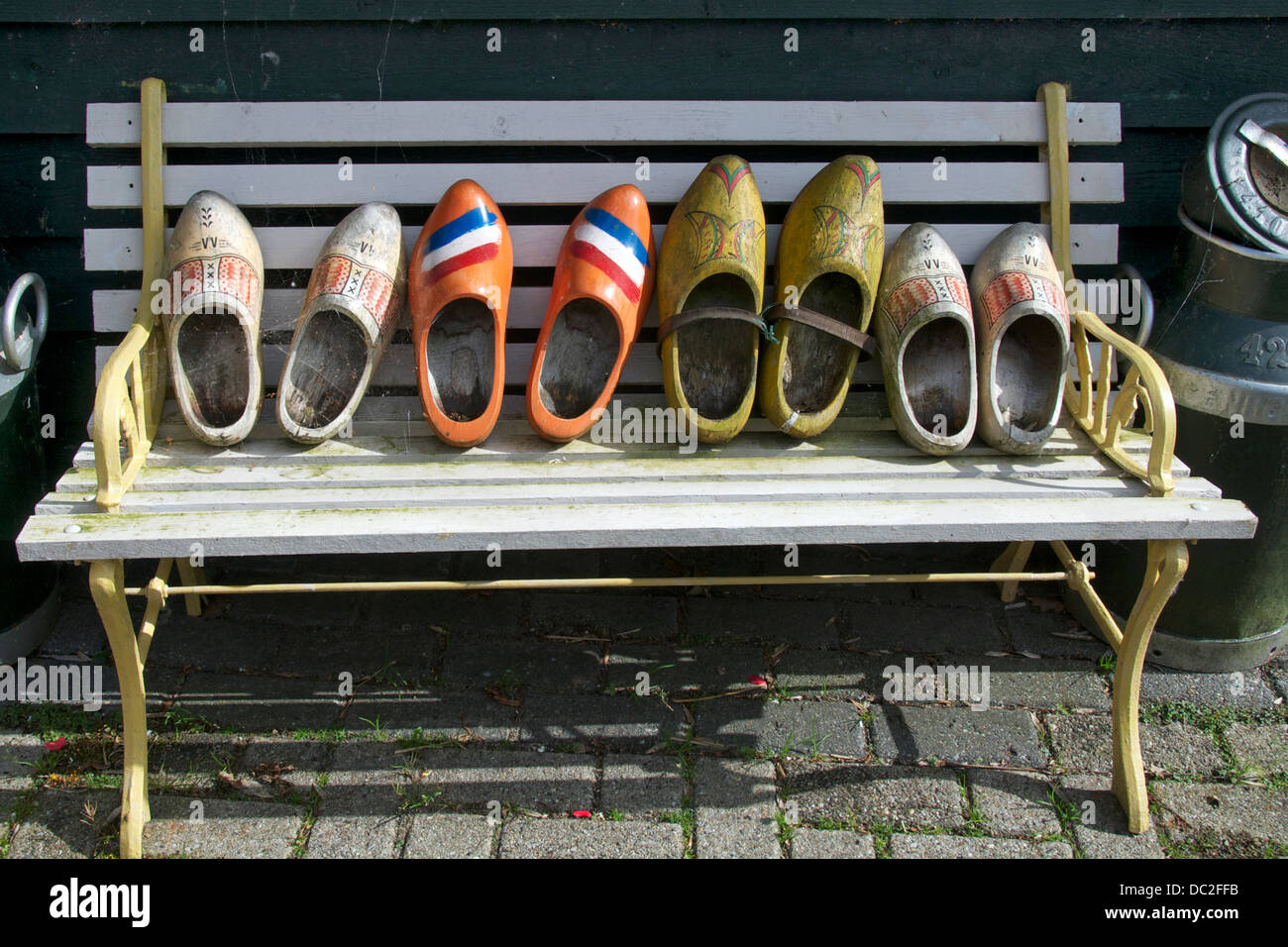 Tradizionali di zoccoli di legno Giethoorn Holland Foto Stock