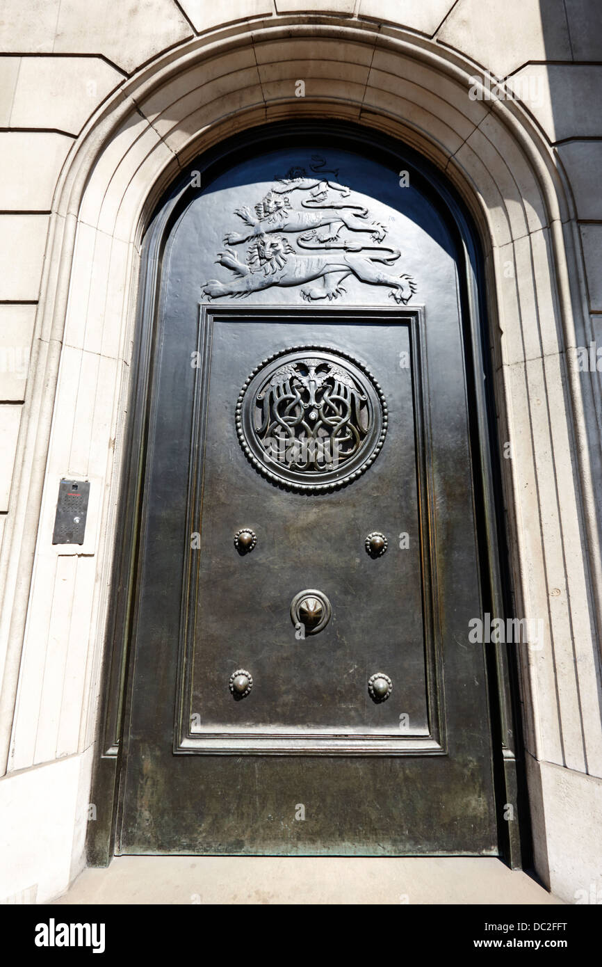 Ottone antico porta con tre leoni presso la banca di Inghilterra sede Threadneedle Street Londra Inghilterra Regno Unito Foto Stock