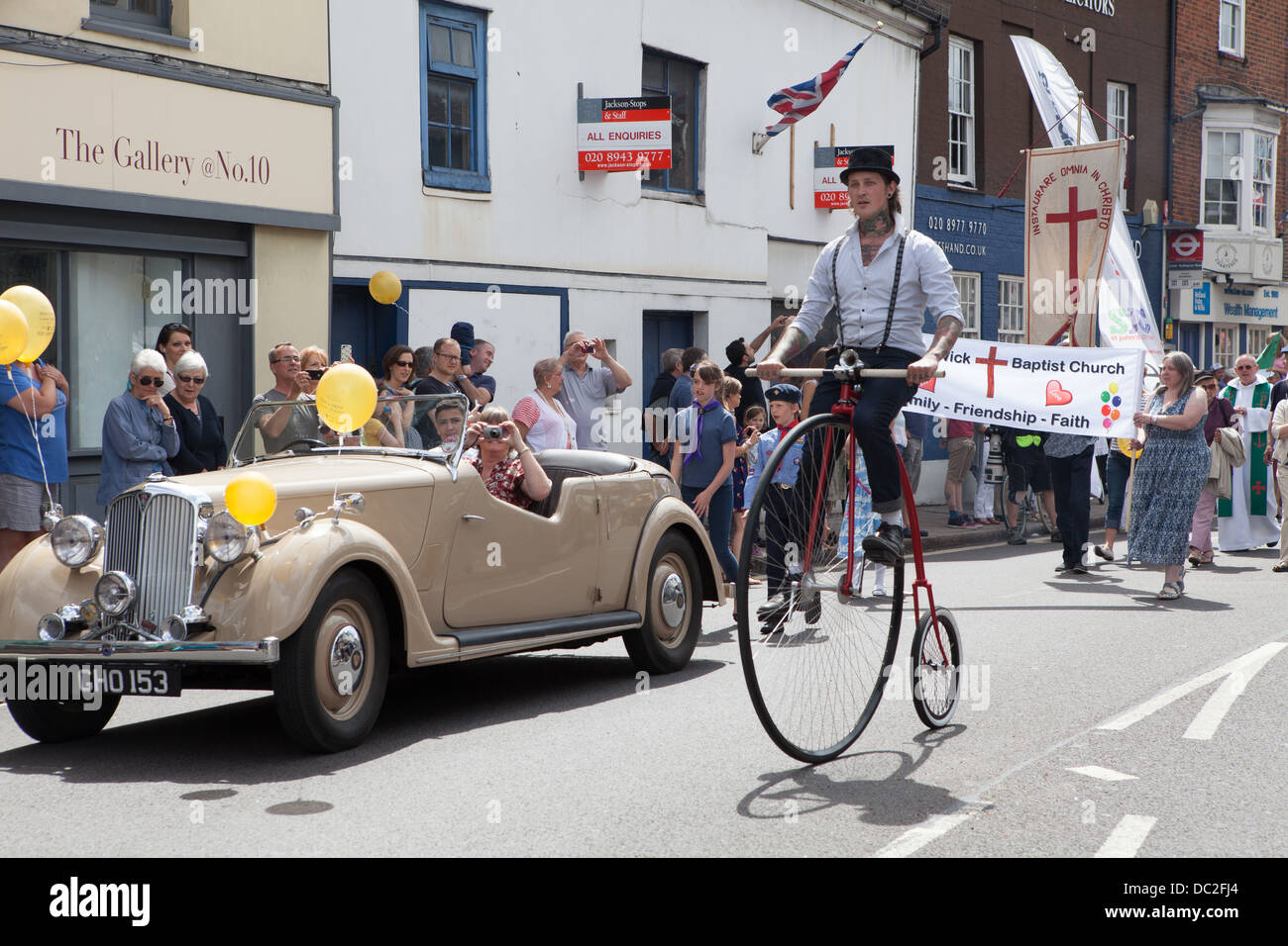 Hampton Wick Festival 2013 - Colpo di spettatori a fare il tifo per la processione. Foto Stock