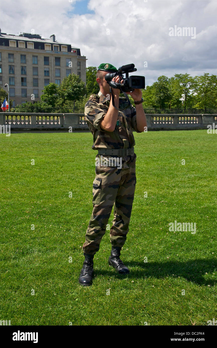 Un paracadutista della Legione Straniera francese sta prendendo un video. Esplanade des Invalides, luglio 14, 2012, Parigi, Francia. Foto Stock Un paracadutista della Legione Straniera francese sta prendendo un video. Esplanade des Invalides, luglio 14, 2012, Parigi, Francia. Foto Stock