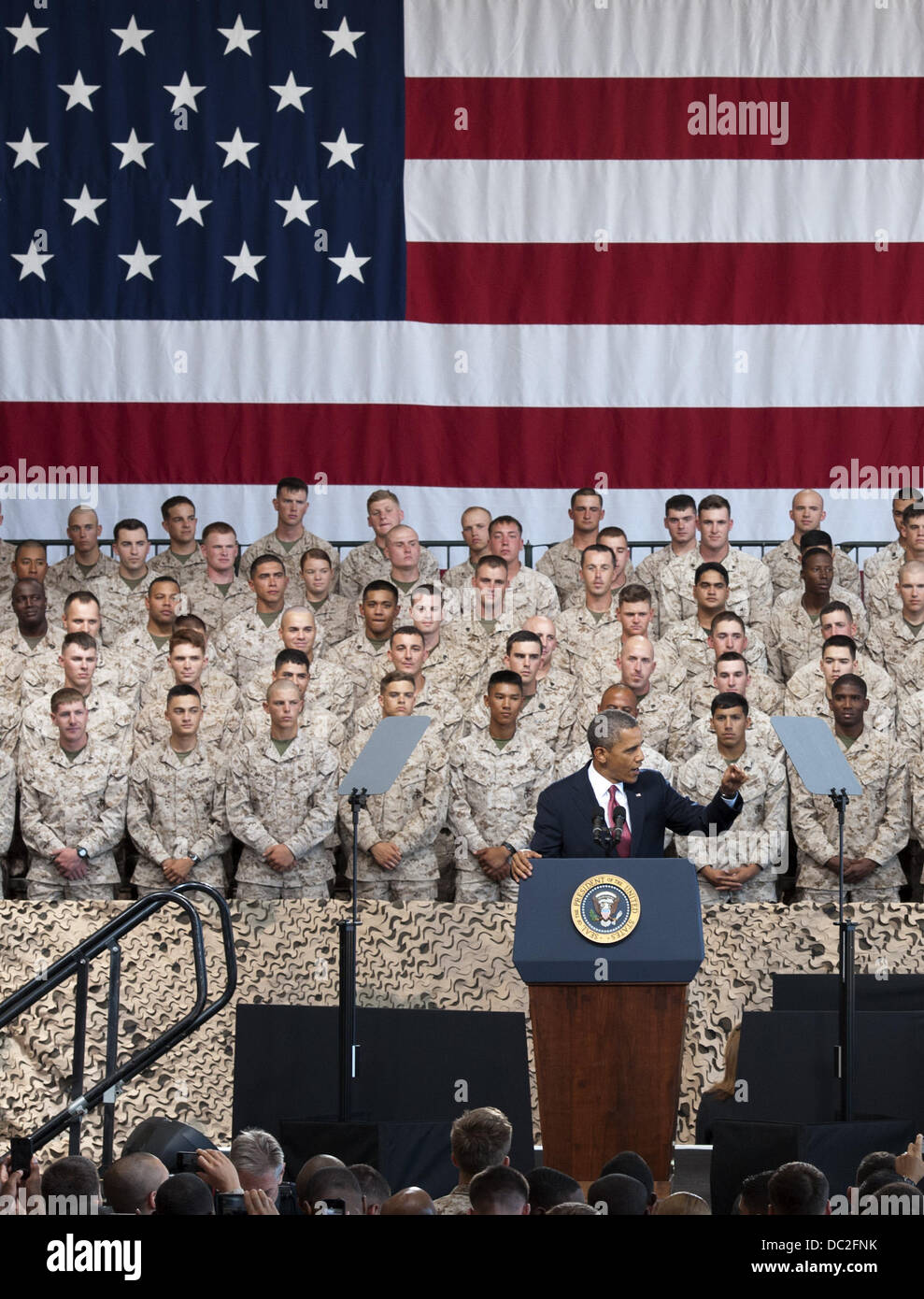 Oceanside, California, Stati Uniti d'America. Il 7 agosto, 2013. Il Presidente Usa Barack Obama ha visitato US Marine Base Camp Pendleton, parlando a circa 3.000 marines americani e le loro famiglie il mercoledì pomeriggio in quanto si sono riuniti nella bilancella 6 al Mainside Air Station. Obama ha parlato per circa 35 minuti e ha sottolineato il ruolo chiave Marines americani hanno svolto nel mantenere la tua sicurezza come hanno combattuto nelle guerre in Iraq e in Afghanistan.///ULTERIORI INFORMAZIONI: 1,1MB---8/7/13---FOTO DI DAVID BRO/ZUMA PREMERE---il Presidente Usa Barack Obama ha parlato a US Marine Base Camp Pendleton, arrivando poco dopo mezzogiorno tempo. Dopo aver visitato con diversi Gold Foto Stock