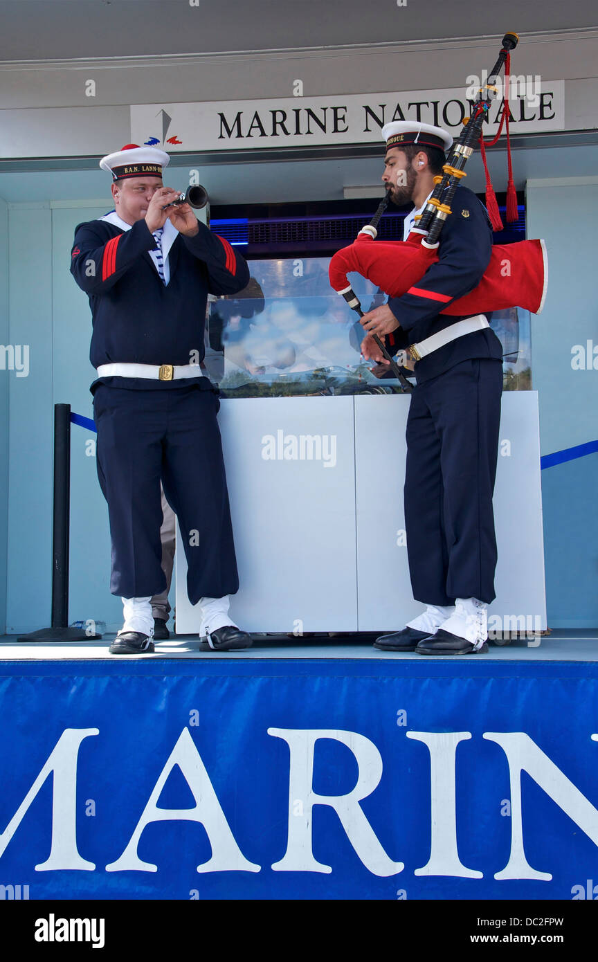 Due giocatori (bombarda e hornpipe) dei tradizionali britton musica, del bagad de Lann Bihoué, una banda militare della marina francese Foto Stock