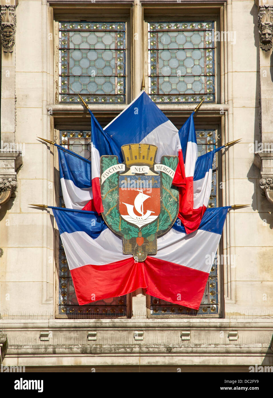 Dettaglio di una finestra decorata con bandiere francese e lo stemma della città, il municipio di Parigi, luglio 14, 2012. Foto Stock