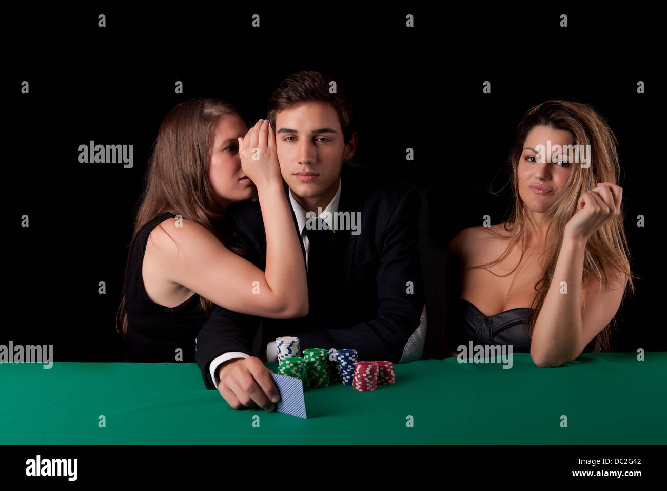 Giovane uomo bello giocare a Texas hold'em poker Foto Stock