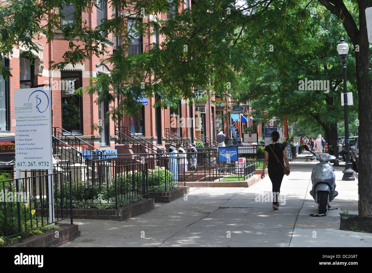 Negozi e caffetterie lungo Newbury Street, Back Bay di Boston Massachusetts, STATI UNITI D'AMERICA Foto Stock