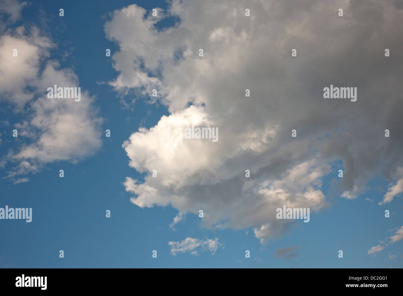 Tempo equo Cumulus nuvole e cielo blu Foto Stock