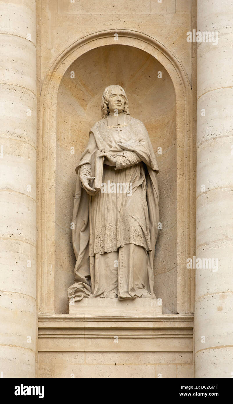 La statua di Jacques-Bénigne Bossuet, creata dallo scultore Louis-Ernest Barrias, si trova sulla facciata della cappella della Sorbona a Parigi. Bossuet era un rinomato vescovo e teologo francese, e la statua commemora la sua significativa influenza sulla storia e sul pensiero religioso francese. Foto Stock