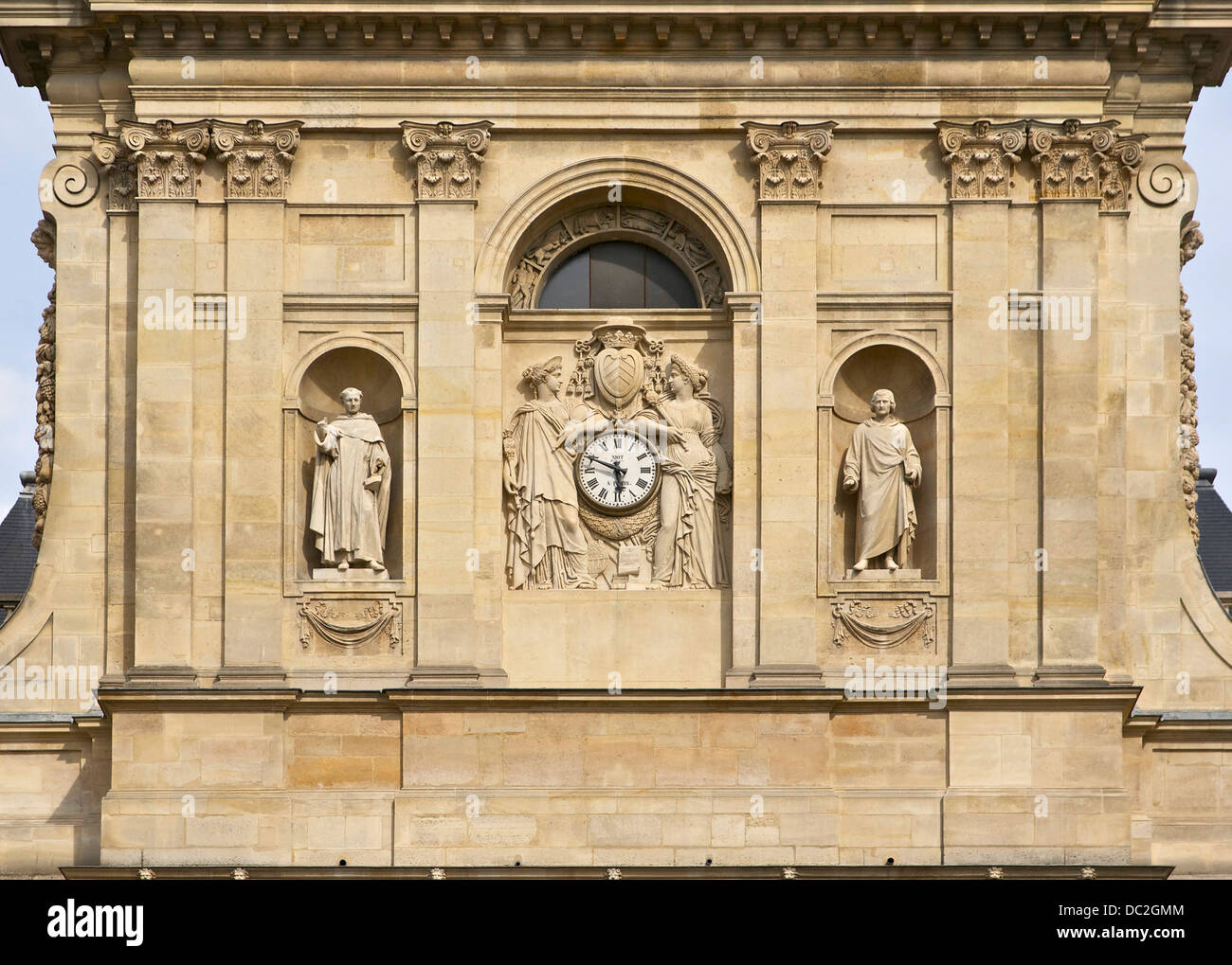La Cappella della Sorbona di Parigi presenta una facciata dettagliata con statue di Tommaso d'Aquino e Pietro Lombardo. Due muse sostengono un orologio al centro, con in mostra lo stemma del cardinale Richelieu. Foto Stock
