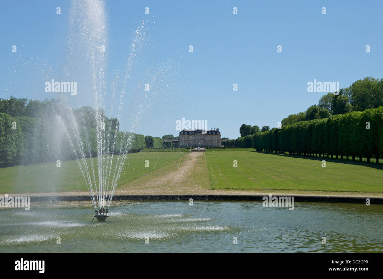 Il castello di Champs-sur-Marne, situato nella regione francese dell'Île-de-France, offre una magnifica vista dal lato settentrionale. Il castello, situato all'interno di un bellissimo parco, è noto per la sua architettura francese classica e il suo significato storico. Foto Stock
