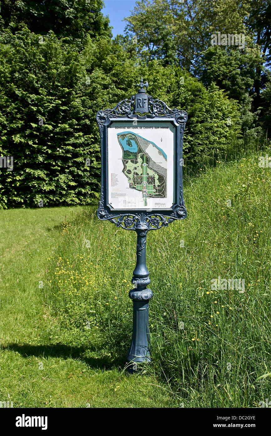 Un cartello del Parco con nel dominio del parco di Champs-sur-Marne, Seine-et-Marne, Francia. Foto Stock